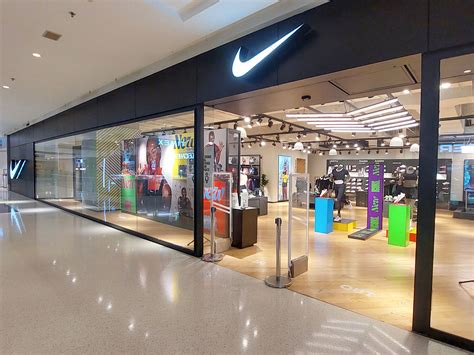 history of Nike stores